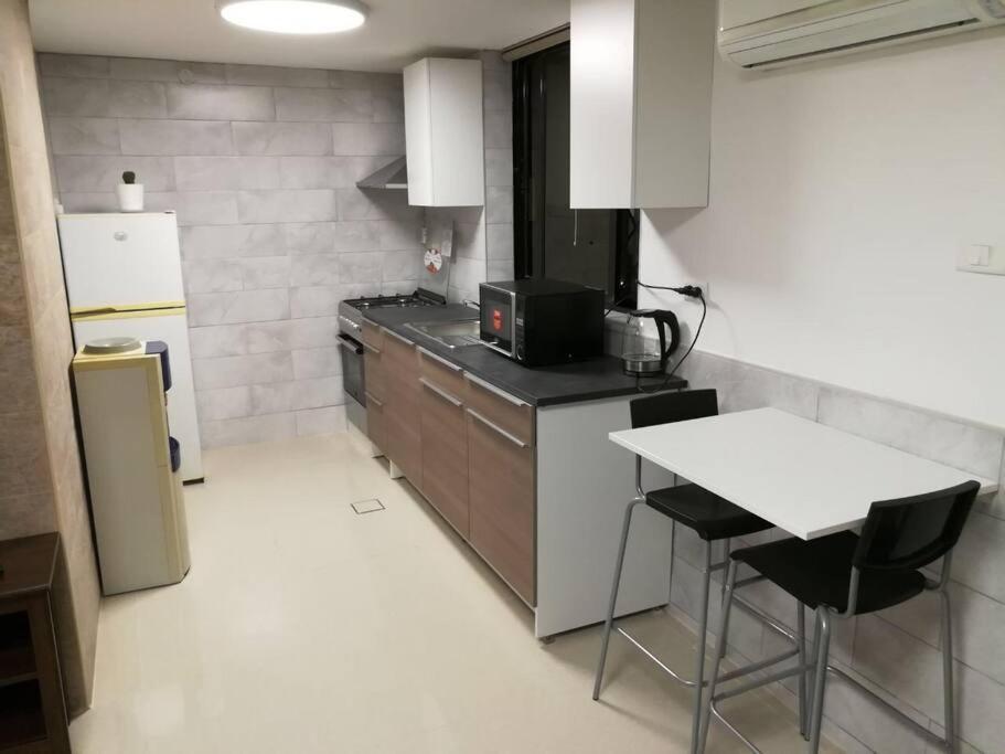 'C' Dazzling Modern 2 Bdrm Apt In Khalda Free Wifi 암만 외부 사진