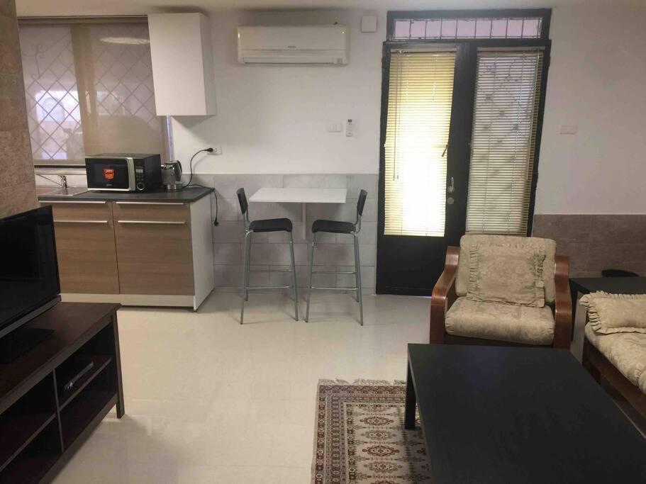 'C' Dazzling Modern 2 Bdrm Apt In Khalda Free Wifi 암만 외부 사진